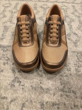 Grasshopper Gel & Fit gold  size 9 retro tennis shoes